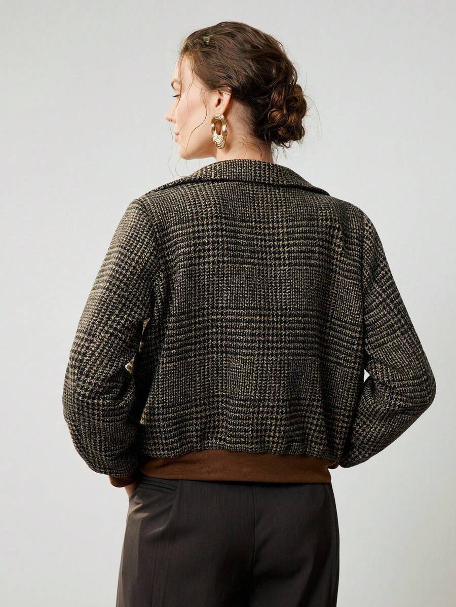 Woman wearing a cropped tweed blazer with houndstooth pattern over a black turtleneck and beige trousers._3