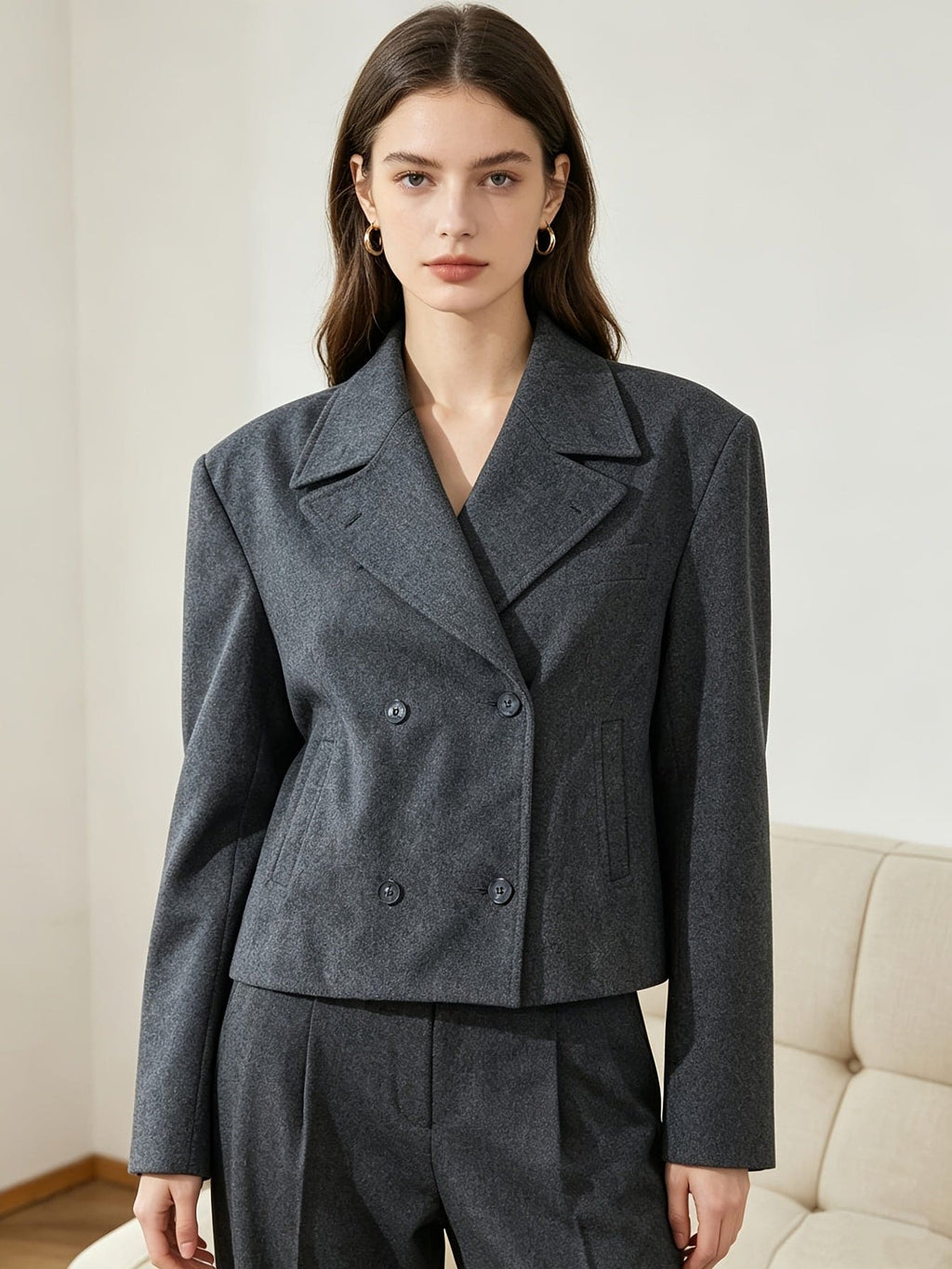 Woman wearing a double breasted cropped blazer with notch lapel and long sleeves in a tailored silhouette._0