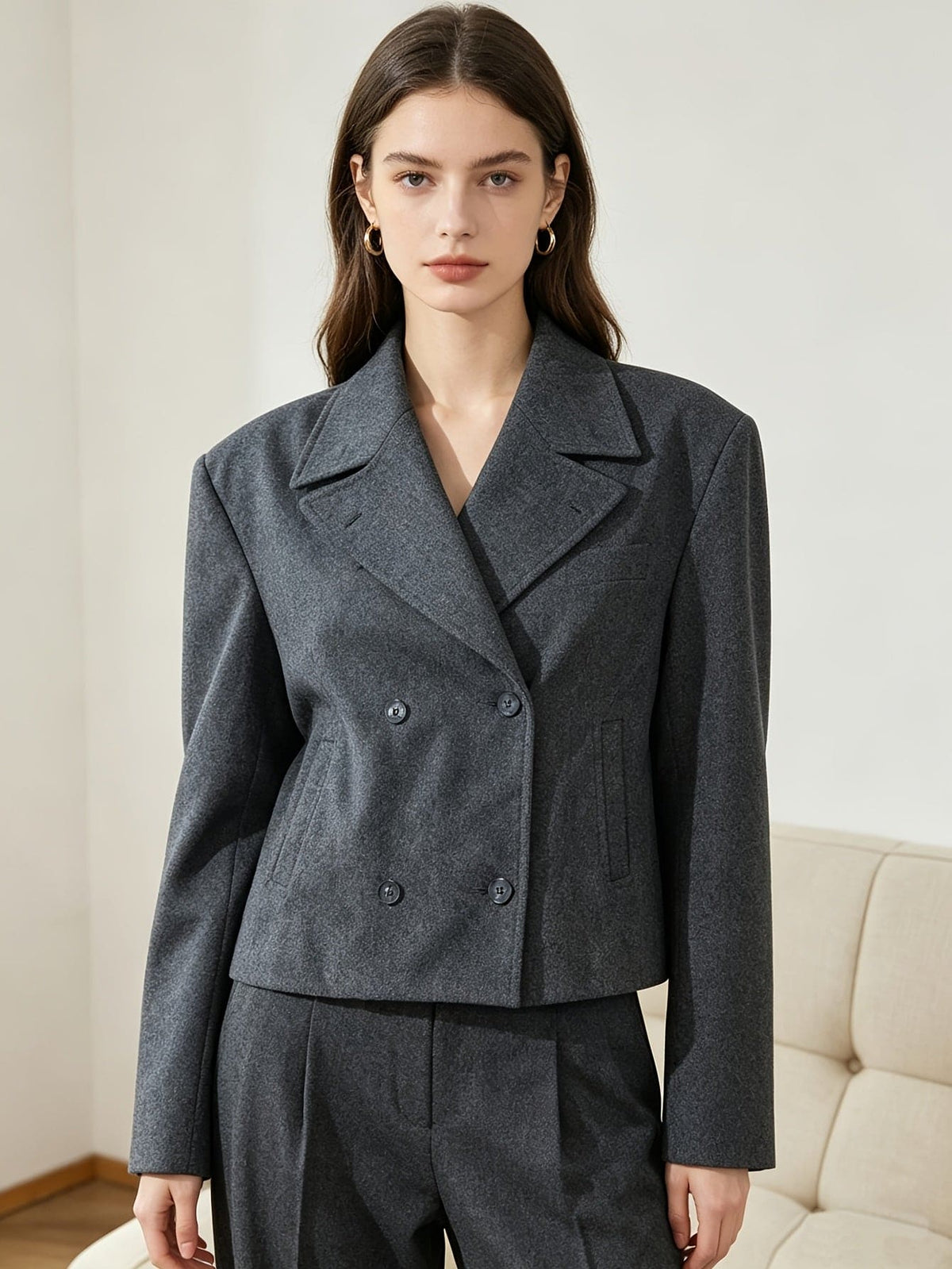 Woman wearing a double breasted cropped blazer with notch lapel and long sleeves in a tailored silhouette._0