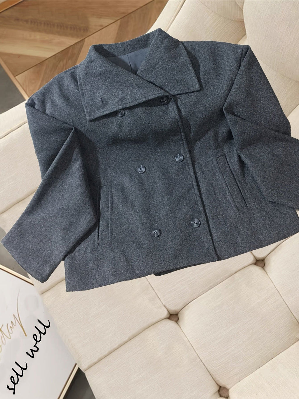 Woman wearing a double breasted cropped blazer with notch lapel and long sleeves in a tailored silhouette._1