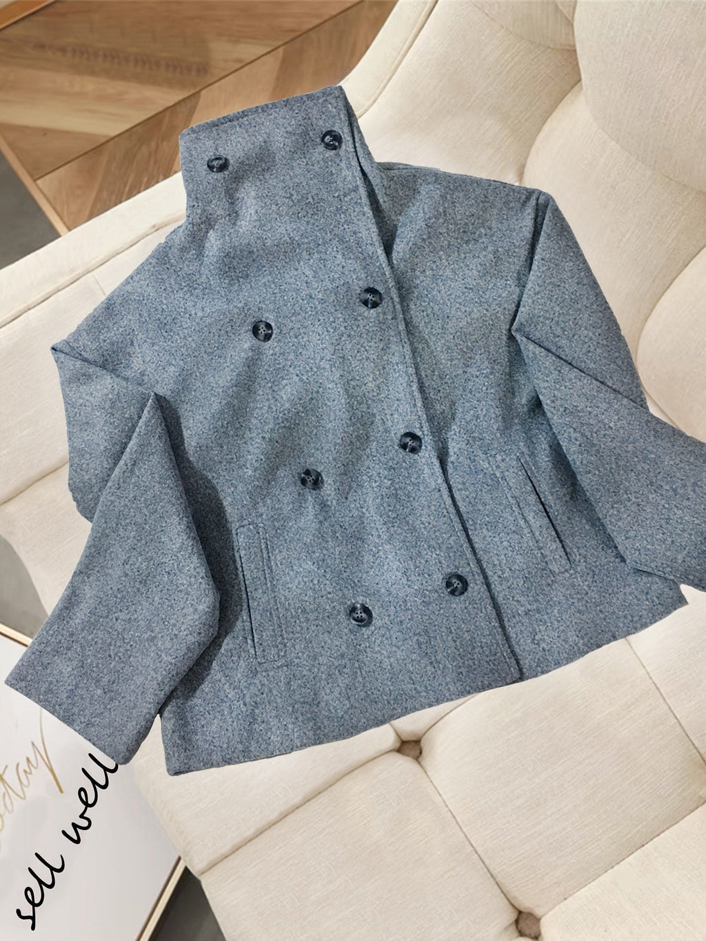 Woman wearing a double breasted cropped blazer with notch lapel and long sleeves in a tailored silhouette._2