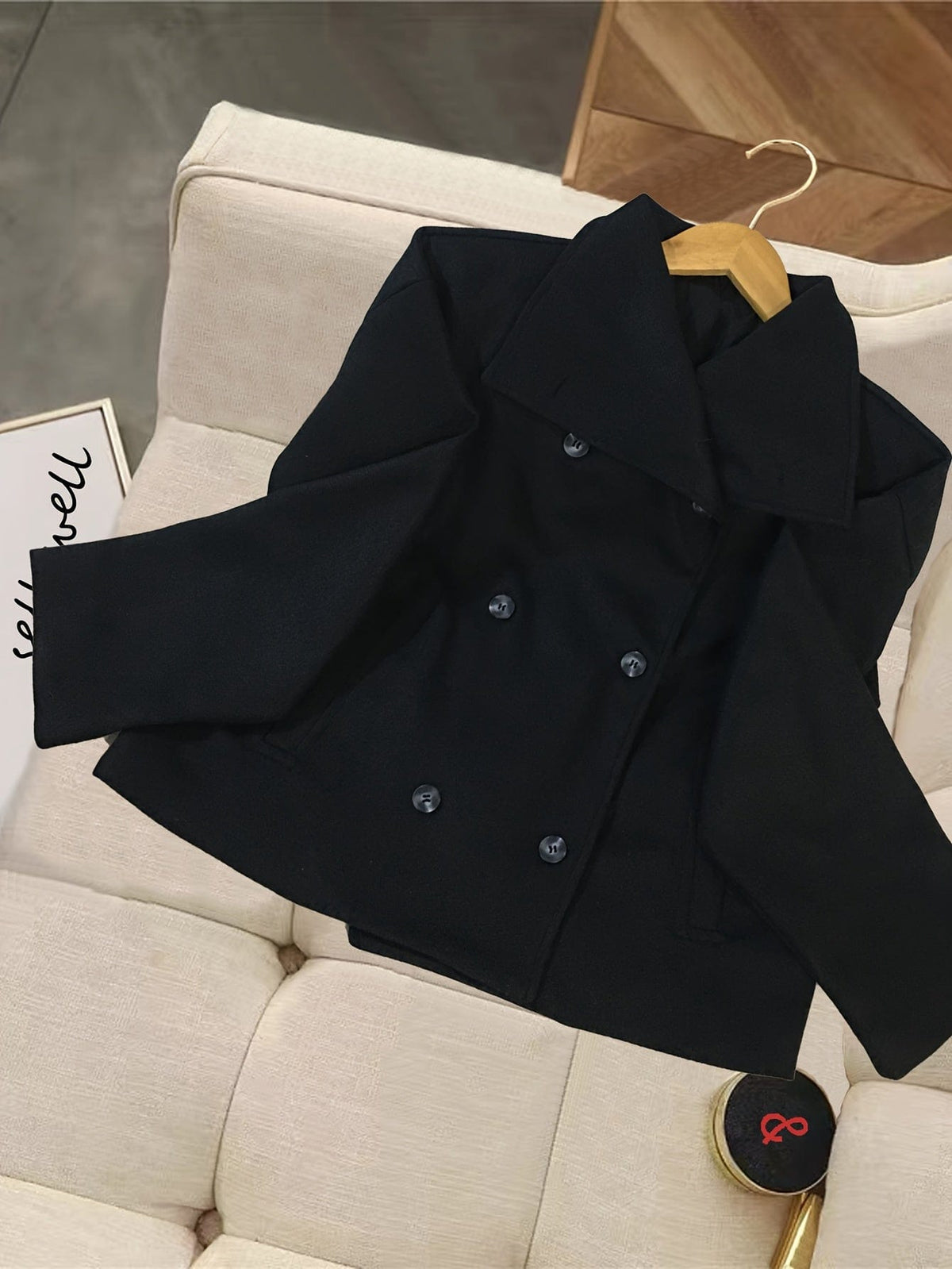 Woman wearing a double breasted cropped blazer with notch lapel and long sleeves in a tailored silhouette._3