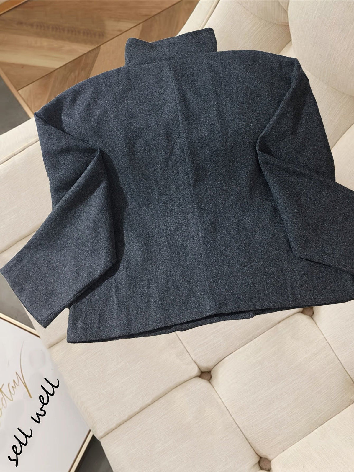 Woman wearing a double breasted cropped blazer with notch lapel and long sleeves in a tailored silhouette._9