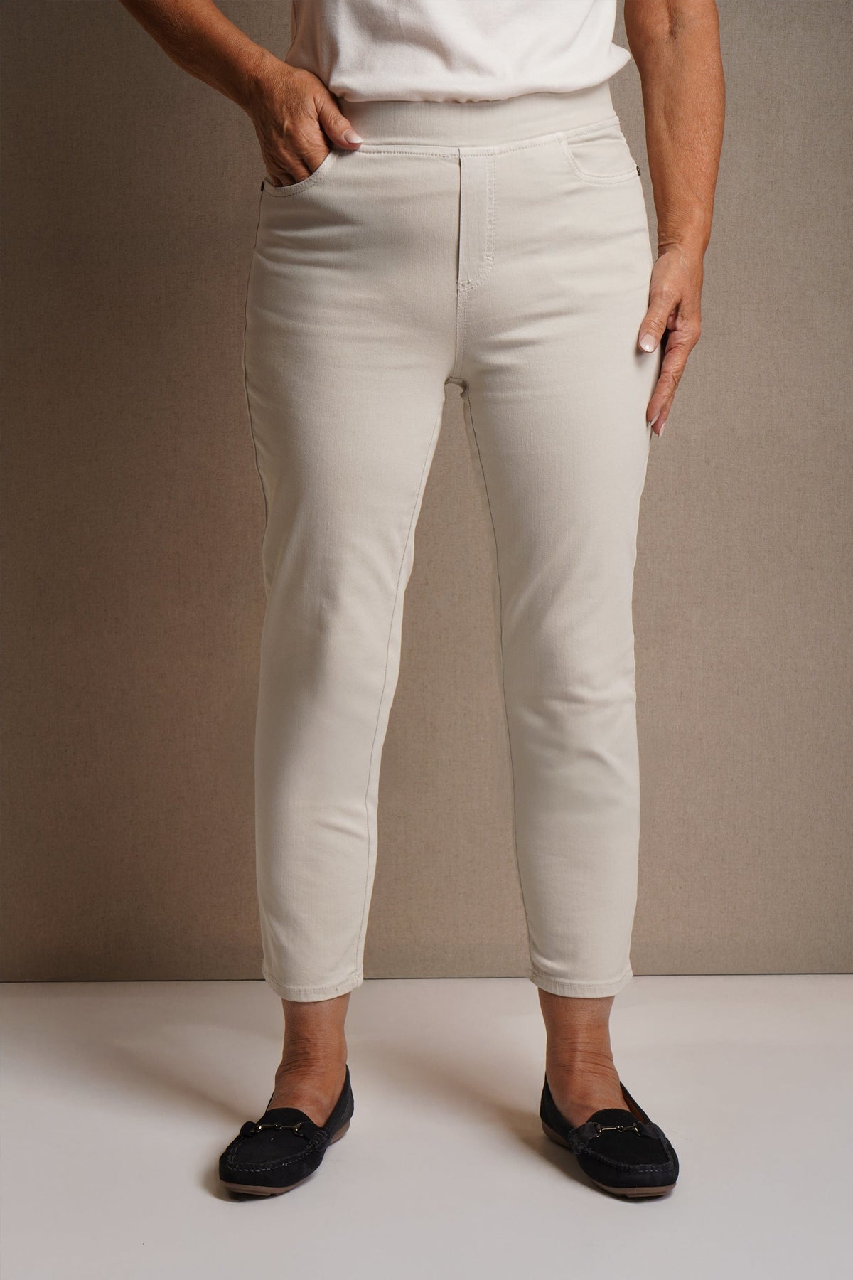 Hayley | Cropped straight-leg trousers in beige