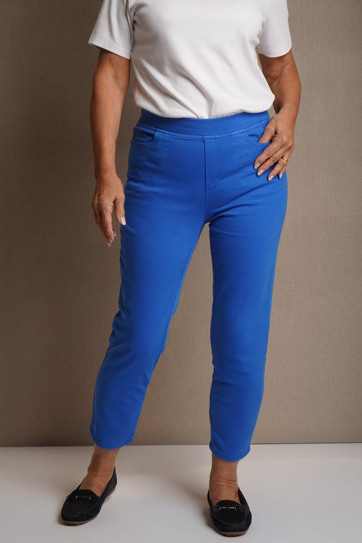 Hayley | Cropped straight-leg trousers in beige
