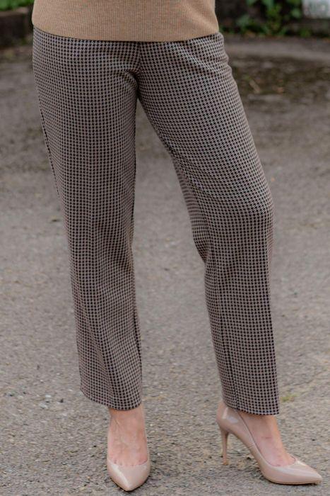 Woman wearing ankle-length tan and black houndstooth check straight leg trousers with nude pointed heels._0