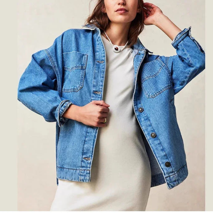 Woman wearing an oversized button-front jacket with chest pockets and a relaxed silhouette, styled over a white top and pants._10