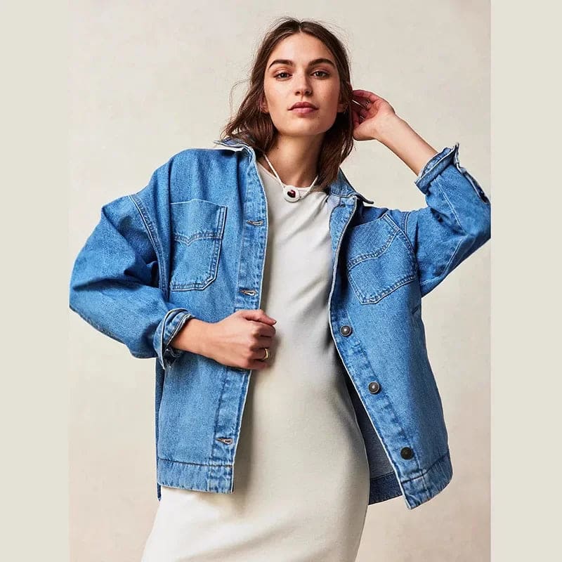 Woman wearing an oversized button-front jacket with chest pockets and a relaxed silhouette, styled over a white top and pants._11