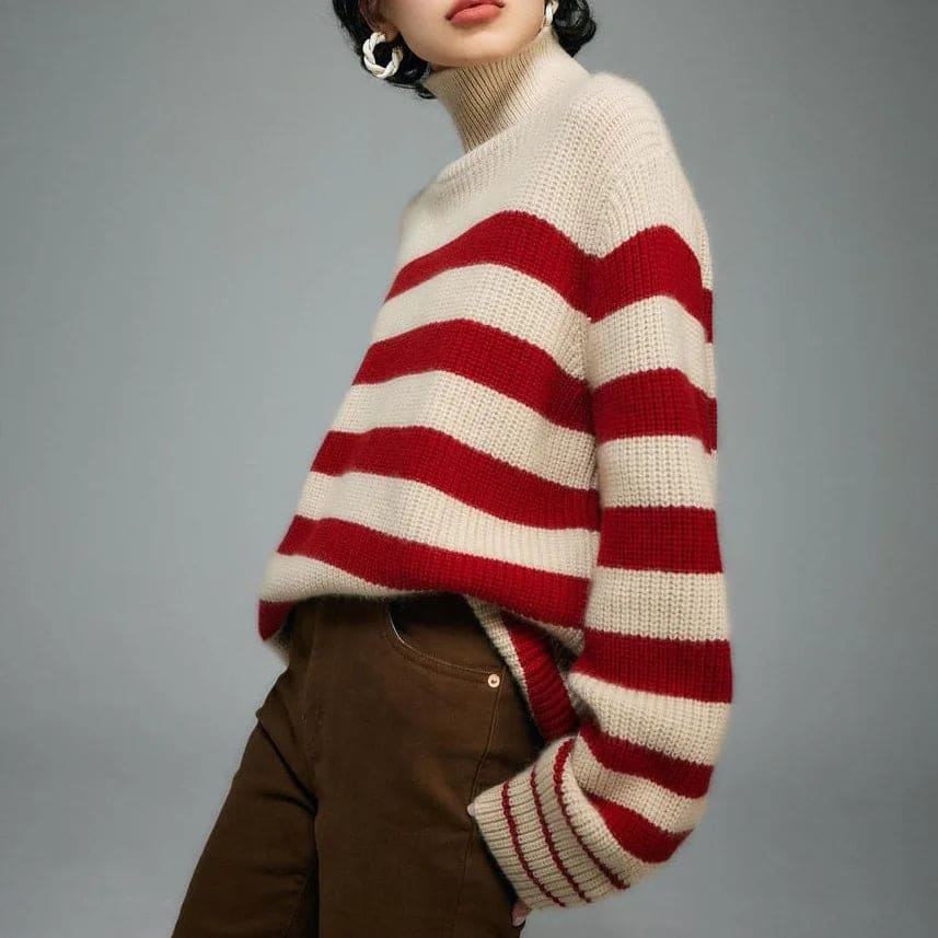 A model wears a striped turtleneck sweater with long sleeves and a relaxed silhouette._0