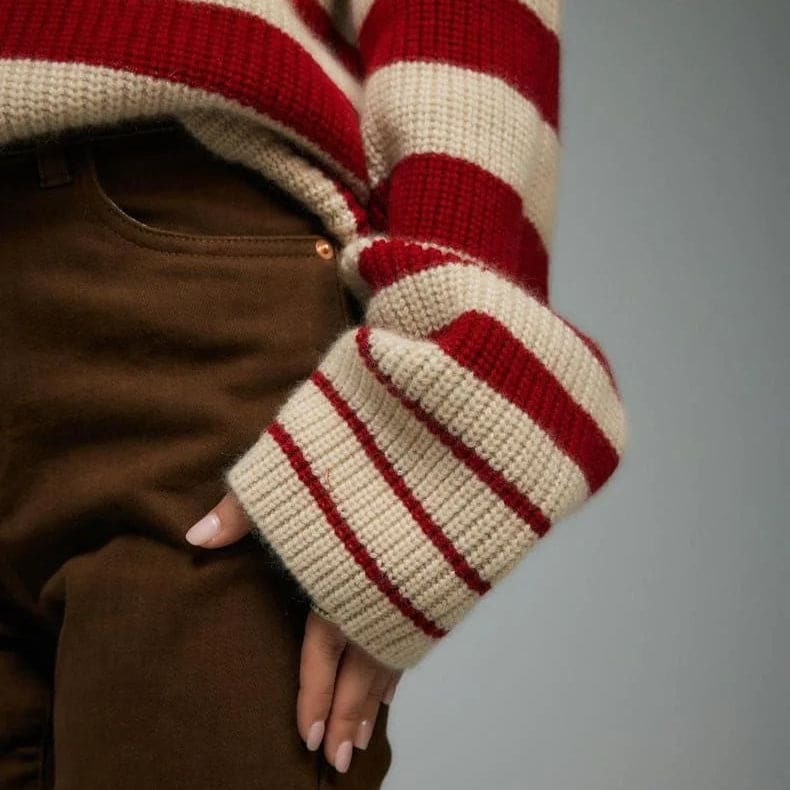 A model wears a striped turtleneck sweater with long sleeves and a relaxed silhouette._5