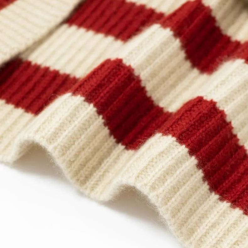 A model wears a striped turtleneck sweater with long sleeves and a relaxed silhouette._8